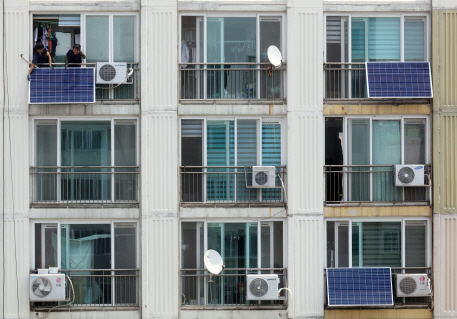 서울시내 한 아파트에 에너지 절감을 위한 미니 태양광발전 모듈이 설치돼 있다. /연합뉴스