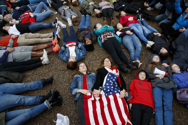 美백악관 앞서 학생 시위…'총기 아닌 아이들을 보호하라'