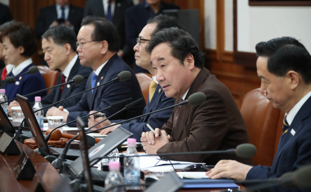 이낙연 국무총리가 20일 오전 서울 세종로 정부서울청사에서 열린 국무회의에서 발언하고 있다./연합뉴스