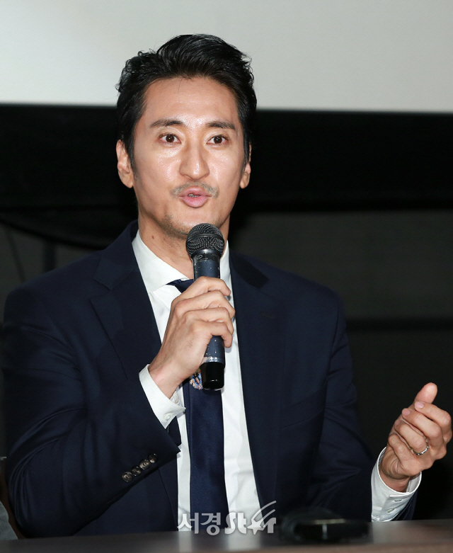 배우 신현준이 20일 오후 서울 중구 메가박스 동대문에서 열린 영화 ‘우리는 썰매를 탄다’ 언론시사회에 참석하고 있다.