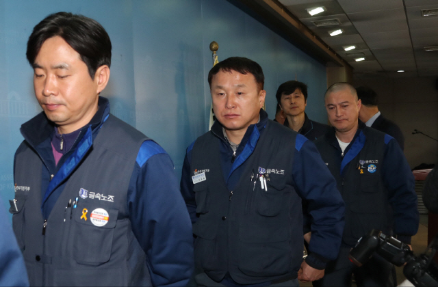 한국GM노조 대표가 20일 국회 정론관에서 일방적 공장폐쇄를 규탄하는 기자회견을 마친 뒤 회견장을 나서고 있다. /연합뉴스