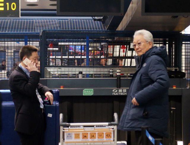 20일 중국 베이징 서우두국제공항에서 장웅(오른쪽) 북한 국제올림픽위원회(IOC) 위원이 탑승수속을 밟고 있다. /베이징=연합뉴스