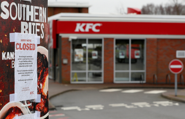 19일(현지시간) 치킨 대란으로 문을 닫은 영국 콜빌의 KFC 매장. /로이터연합뉴스