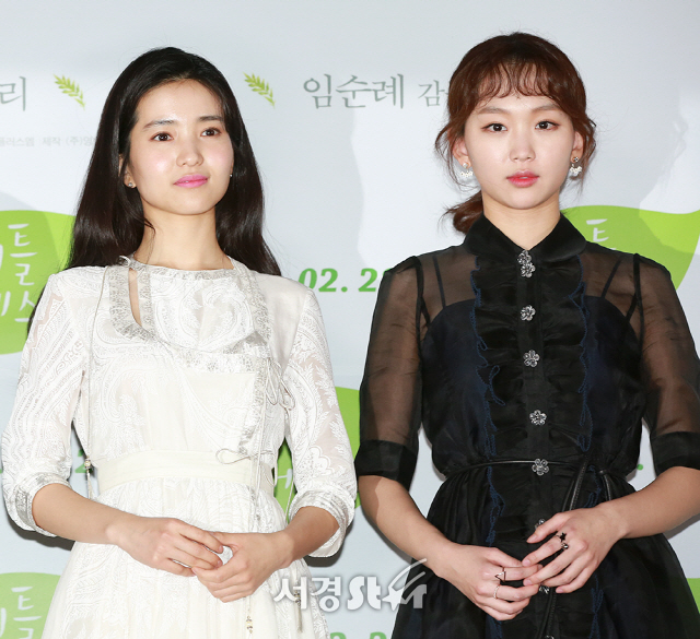 배우 김태리, 진기주가 ‘리틀 포레스트’ 언론시사회에 참석해 포토타임을 갖고 있다.