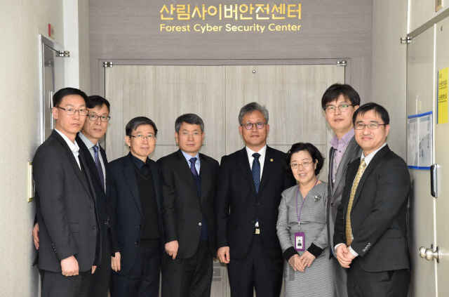 김재현(사진 왼쪽에서 다섯번째) 산림청장이 정부대전청사에서 산림사이버안전센터 개소식 및 현판 제막식을 마친 뒤 관계자들과 기념촬영을 하고 있다. 사진제공=산림청