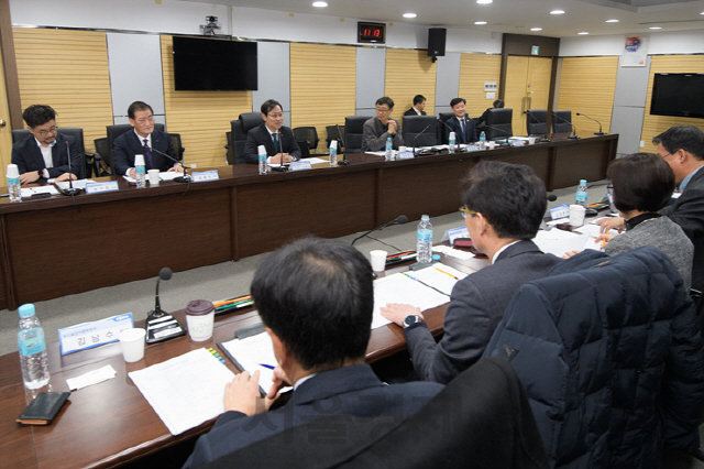 오영식(사진 앞편 왼쪽에서 세번째) 코레일 사장이 20일 발족식을 가진 ‘철도발전위원회’에서 인사말을 하고 있다. 사진제공=코레일