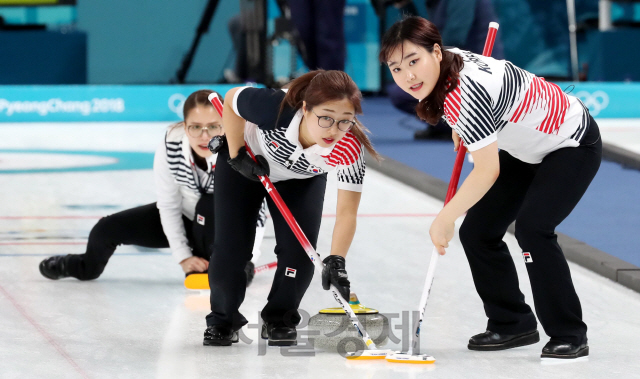 20일 강릉 컬링센터에서 열린 2018 평창동계올림픽 여자 컬링 한국과 미국과의 예선전에서 한국 대표팀 선수들이 스위핑을 하고 있다./강릉=권욱기자