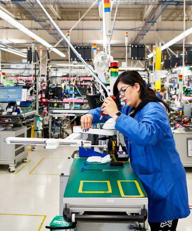 다빈치 제작 현장: 인튜이티브의 한 직원이 캘리포니아 주 서니베일에 있는 제조 공장에서 로봇 부품을 조립하고 있다.