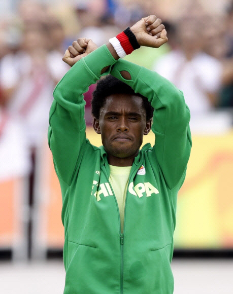 2016 리우올림픽에서 경기 도중 ‘X자’를 표시한 에티오피아 페이사 릴레사(28) 마라톤 선수 / AP