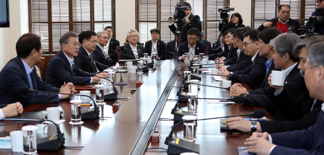 문재인 대통령이 지난 19일 수석보좌관회의를 주재하고 한국GM 군산공장 폐쇄 등 주요 경제현안에 대해 이야기 하고 있다.  /연합뉴스