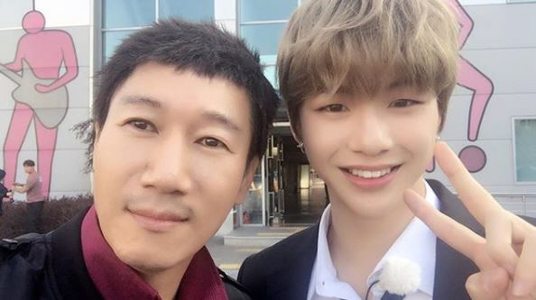 강다니엘 훈남 셀카 “건달과 왕자” 지석진 셀프디스? #얼굴비교됨 광고 브랜드평판 역시 1위