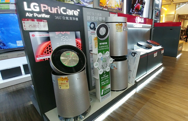 대만의 한 대형 전자제품 매장에 LG 퓨리케어가 전시돼 있다. LG퓨리케어 공기청정기의 지난해 해외 매출은  LG 퓨리케어 360도 공기청정기 덕에 전년 대비 3배가량 늘었다. /사진제공=LG전자