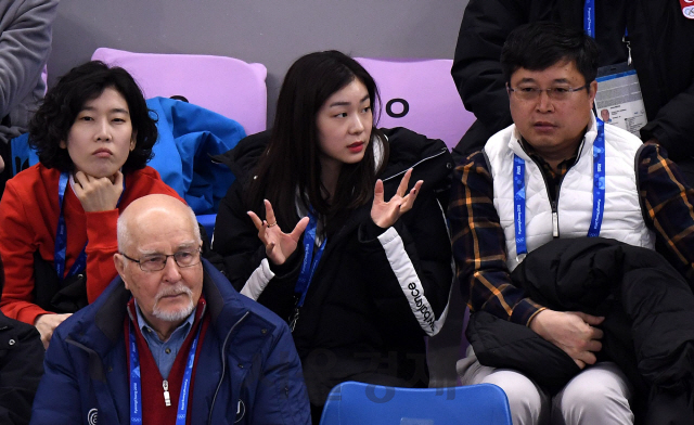 김연아가 20일 아이스댄스 프리댄스 경기장을 찾아 응원하고 있다. /강릉=권욱기자