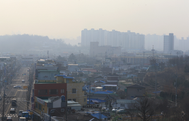 20일 오전 GM공장 폐쇄 결정으로 경기침체를 겪고 있는 전북 군산 하늘에 뿌연 미세먼지가 가득하다. /연합뉴스