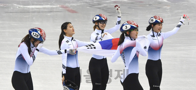 20일 강원도 강릉 아이스아레나에서 열린 여자 쇼트트랙 3000m 계주경기에서 우승을 차지한 대한민국 선수들이 즐거운 표정을 짓고 있다./강릉=권욱기자