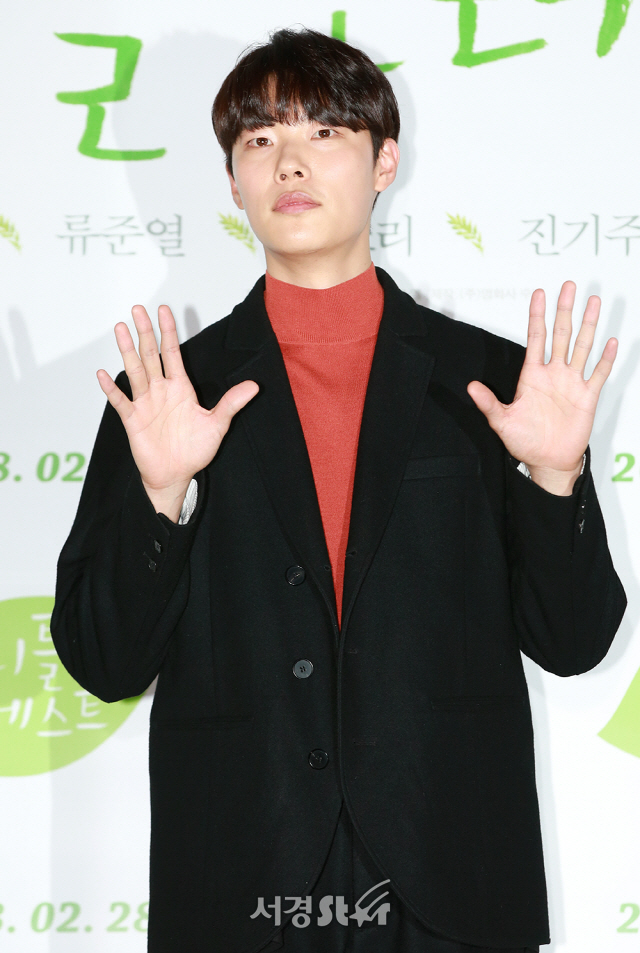 배우 류준열이 ‘리틀 포레스트’ 언론시사회에 참석해 포토타임을 갖고 있다.