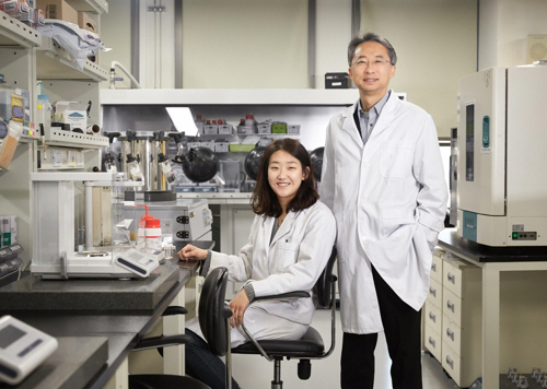 플렉시블 전고체 리튬이온전지를 개발한 이상영(오른쪽) 교수와 김세희 연구원. 　 /사진제공=UNIST
