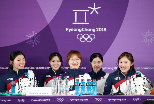 한국 여자 쇼트트랙 대표팀이 20일 평창올림픽 계주 금메달을 따낸 뒤 밝은 표정으로 취재진의 질문을 받고 있다.  /연합뉴스