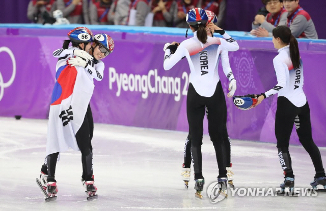 여자 쇼트트랙 대표팀, 3,000m 계주 금메달…2연패 위업 달성