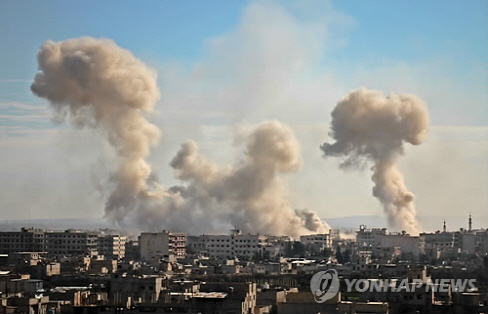 반군이 장악하고 있는 시리아 수도 다마스쿠스 동쪽 동(東) 구타 지역 메스라바에서 시리아군 공습이 있은 직후인 19일(현지시간) 곳곳에서 연기가 피어오르고 있다. /AFP=연합뉴스
