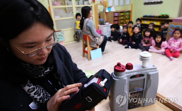 어린이집 실내공기를 측정하는 모습./연합뉴스