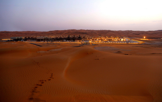 엠티 쿼터 사막 외진 곳에 자리잡고 있는 사우디 아람코의 천연가스-정유 분리 공장.