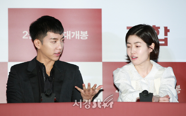 배우 이승기, 심은경이 21일 오후 서울 용산구 CGV 용산아이파크몰에서 열린 영화 ‘궁합’ 언론시사회에 참석하고 있다.