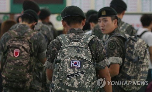 국방부는 21일 군 적폐청산위원회의 권고에 따라 군인들의 외출·외박구역 제한을 폐지하고 육·해·공군사관학교 생도들의 이성 교제 제한규정을 개정하기로 했다고 밝혔다. /연합뉴스