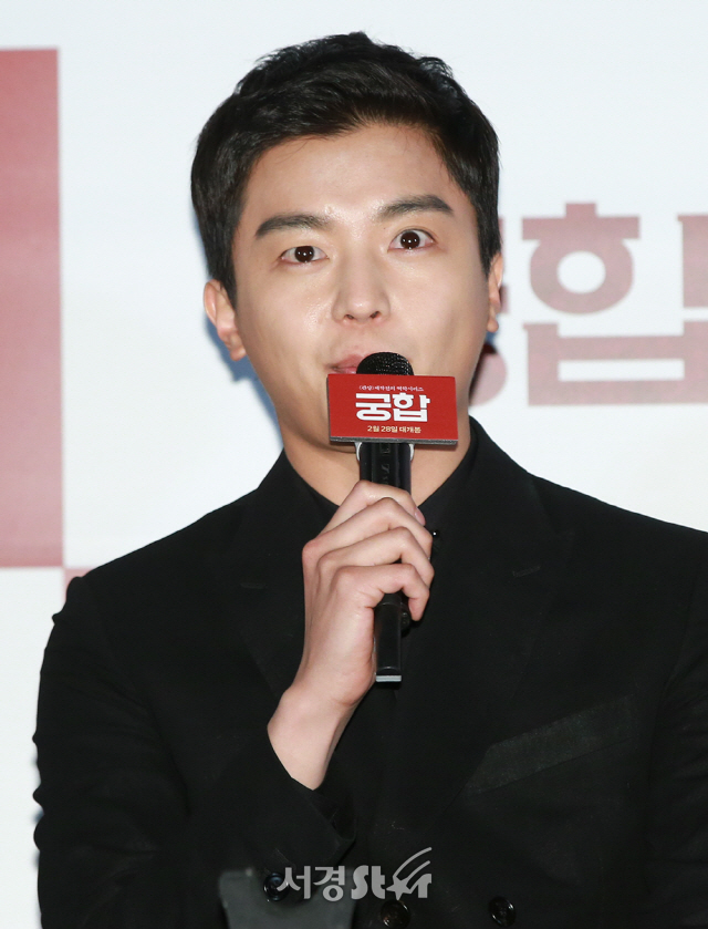 배우 연우진이 21일 오후 서울 용산구 CGV 용산아이파크몰에서 열린 영화 ‘궁합’ 언론시사회에 참석해 인사말을 하고 있다.