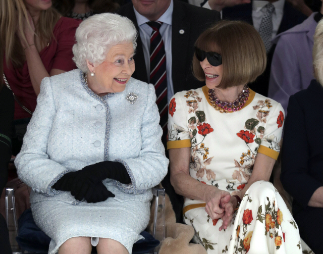 엘리자베스 2세(왼쪽) 영국 여왕이 20일(현지시간) 런던 패션위크에 참석해 유명 패션잡지 보그의 편집장 안나 윈터(오른쪽)와 함께 리차드 퀸 디자이너의 쇼를 관람하며 활짝 웃고 있다.      /런던=AP연합뉴스