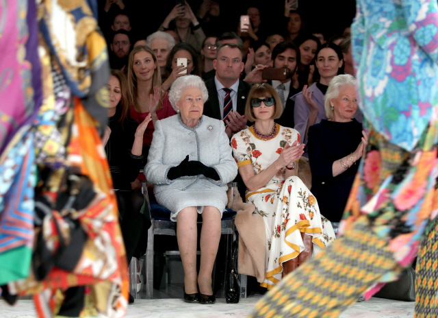 엘리자베스 2세(왼쪽) 영국 여왕이 20일(현지시간) 런던 패션위크에 참석해 유명 패션잡지 보그의 편집장 안나 윈터(오른쪽)와 함께 리차드 퀸 디자이너의 쇼를 관람하고 있다.      /런던=AFP연합뉴스