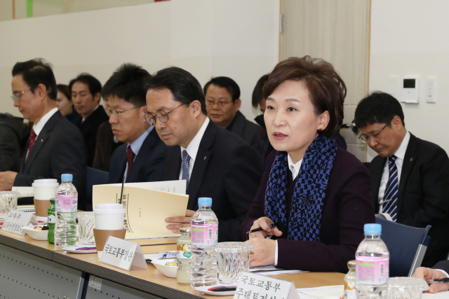 김현미 국토교통부 장관이 21일 서울 서대문구 홍제동에 위치한 홍제동 행복연합기숙사를 방문해 교육부, 서울시 및 대학 관계자, 학생들과 학생들을 위한 기숙사 확충 방안에 대해 의견을 나누고 있다. /사진제공=국토교통부