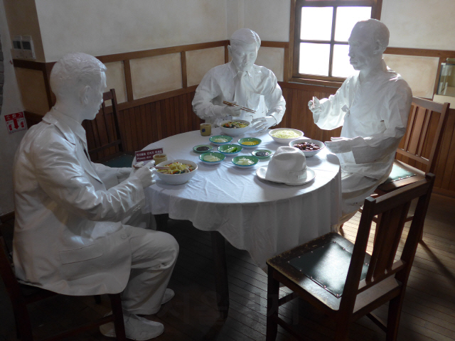 인천 차이나타운에 위치한 ‘짜장면 박물관’에서 볼 수 있는 전시 모형. 당시 중국 전통식당인 ‘공화춘’에서 짜장면 등을 먹고 있는 사람들의 모습.