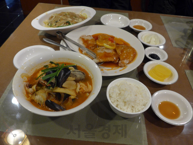 인천 차이나타운에 위치한 중국식당 ‘청관’의 백 짜장과 찹살 탕수육, 짬뽕밥.
