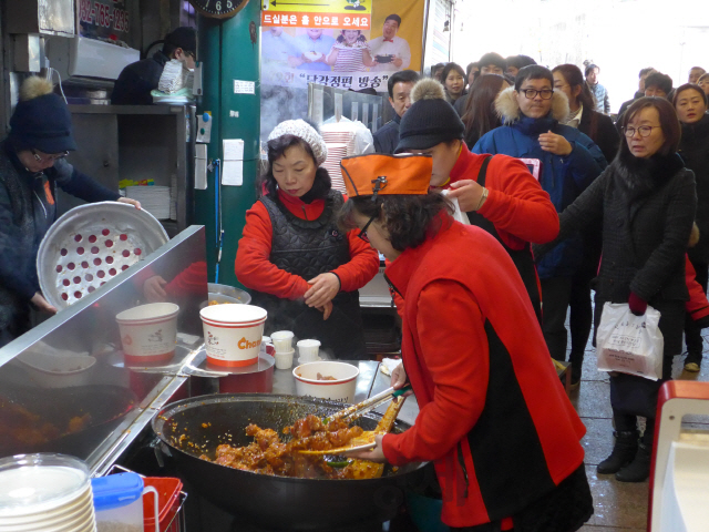 인천 차이나타운 인근의 신포국제시장에서 닭강정을 먹기 위해 줄 지어 서 있는 사람들의 모습.