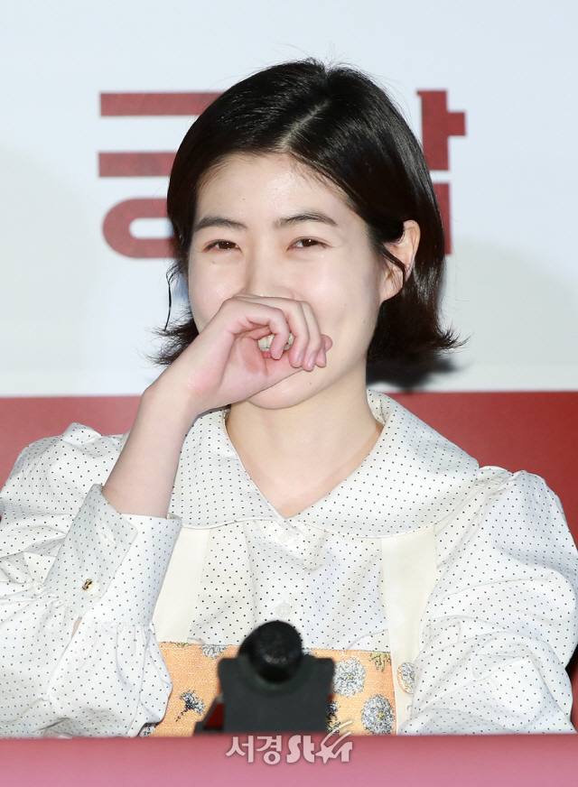 배우 심은경이 21일 오후 서울 용산구 CGV 용산아이파크몰에서 열린 영화 ‘궁합’ 언론시사회에 참석하고 있다.