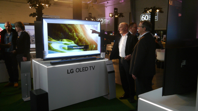 LG전자가 20일(현지시간) 독일 쾰른에서 TV 신제품을 소개하는 ‘LG 로드쇼’를 열었다. 쾰른을 시작으로 베를린·뮌헨·프랑크푸르트 등에서 진행된다. 현지 거래선 관계자들이 OLED TV 신제품을 살펴보고 있다. /사진제공=LG전자