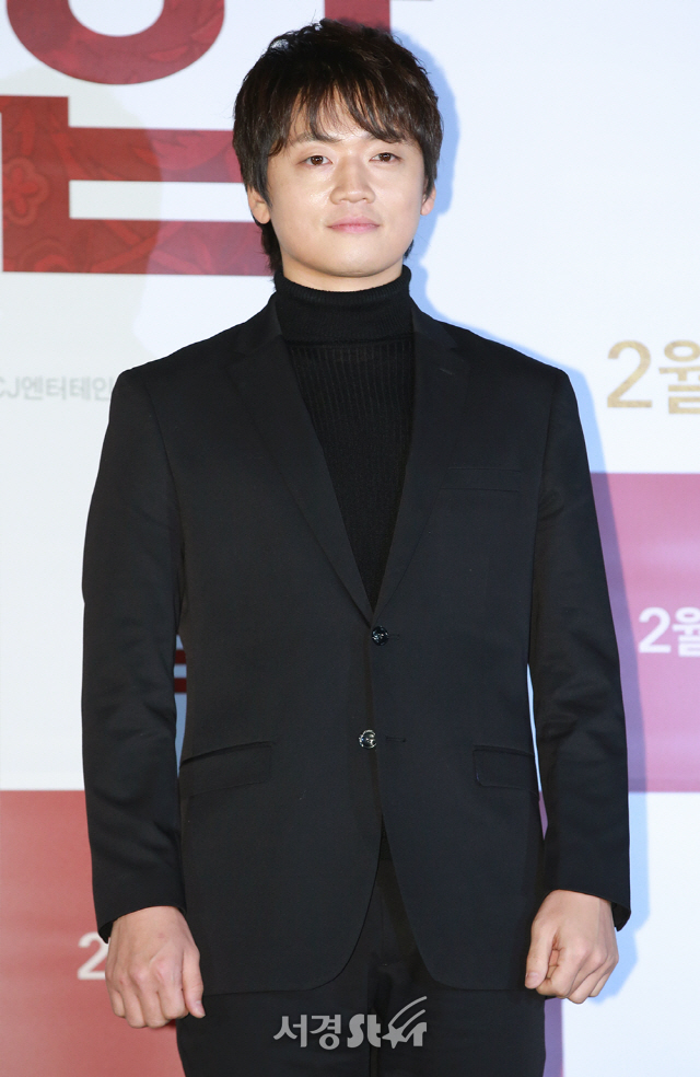 배우 조복래가 21일 오후 서울 용산구 CGV 용산아이파크몰에서 열린 영화 ‘궁합’ 언론시사회에 참석해 포토타임을 갖고 있다.
