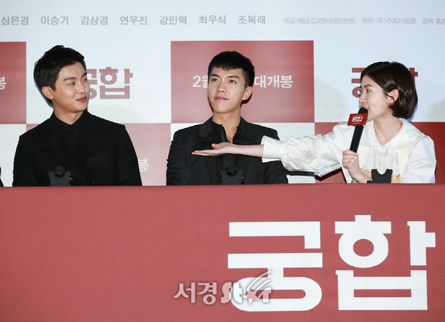 배우 연우진, 이승기, 심은경이 21일 오후 서울 용산구 CGV 용산아이파크몰에서 열린 영화 ‘궁합’ 언론시사회에 참석하고 있다.