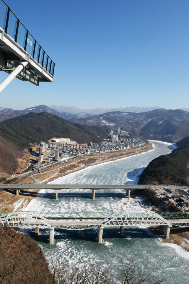 [休 충북 단양]아찔한 절벽 위 스카이워크...남한강·소백산이 한눈에