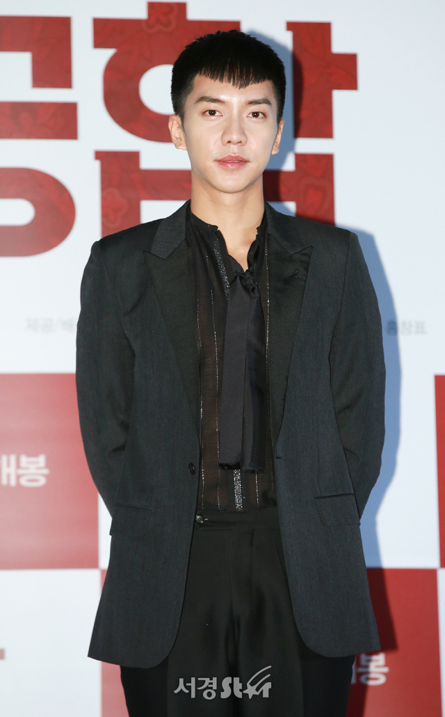 배우 이승기가 21일 오후 서울 용산구 CGV 용산아이파크몰에서 열린 영화 ‘궁합’ 언론시사회에 참석해 포토타임을 갖고 있다.