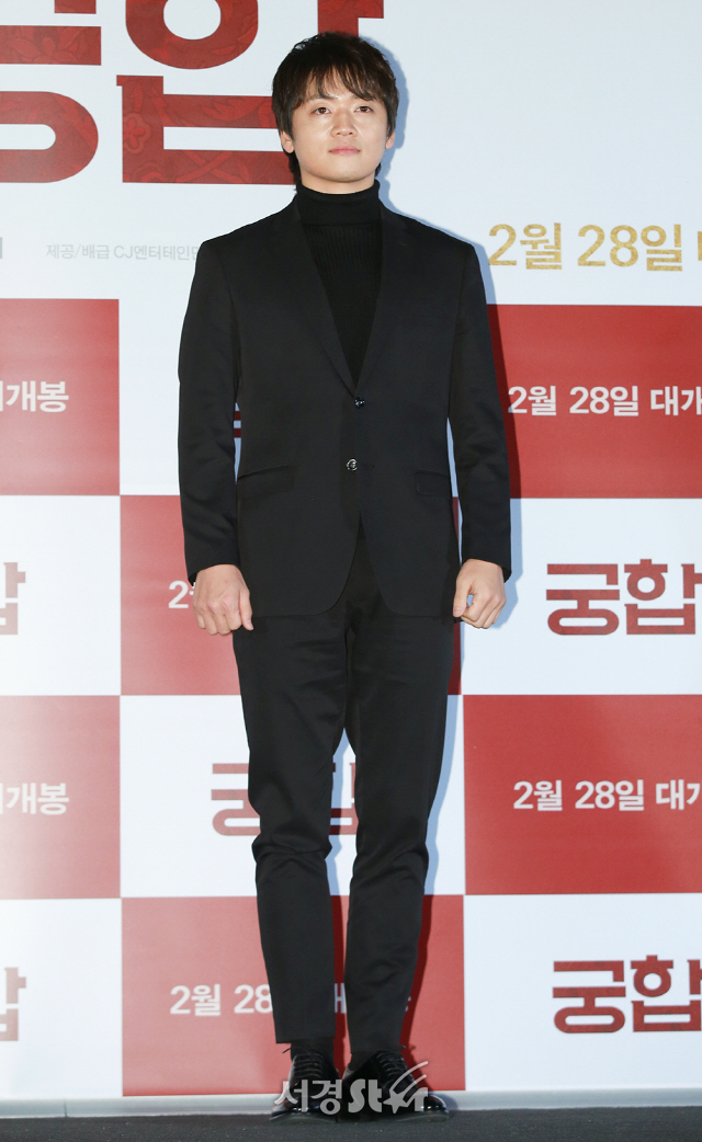 배우 조복래가 21일 오후 서울 용산구 CGV 용산아이파크몰에서 열린 영화 ‘궁합’ 언론시사회에 참석해 포토타임을 갖고 있다.