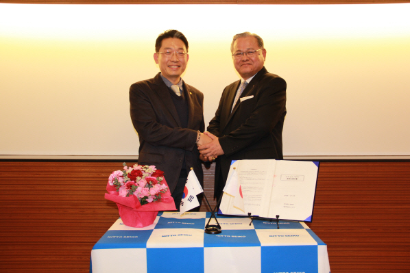 이상곤(왼쪽) 엔에프 대표와 나사미 자이키 일본 니토 세이코 대표가 3억엔 규모의 유상증자를 통한 투자 조인식을 하고 있다./사진제공=부산시