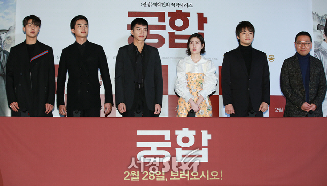 ‘궁합’ 출연 배우들과 홍창표 감독이 21일 오후 서울 용산구 CGV 용산아이파크몰에서 열린 영화 ‘궁합’ 언론시사회에 참석하고 있다.