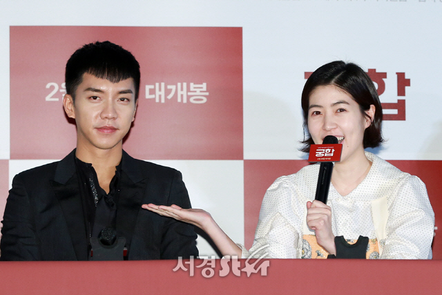 배우 이승기, 심은경이 21일 오후 서울 용산구 CGV 용산아이파크몰에서 열린 영화 ‘궁합’ 언론시사회에 참석하고 있다.