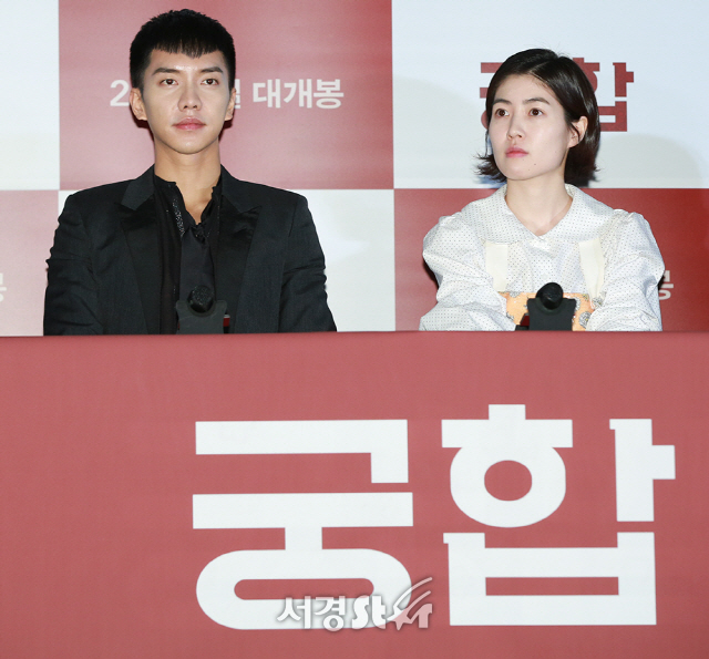 배우 이승기, 심은경이 21일 오후 서울 용산구 CGV 용산아이파크몰에서 열린 영화 ‘궁합’ 언론시사회에 참석하고 있다.