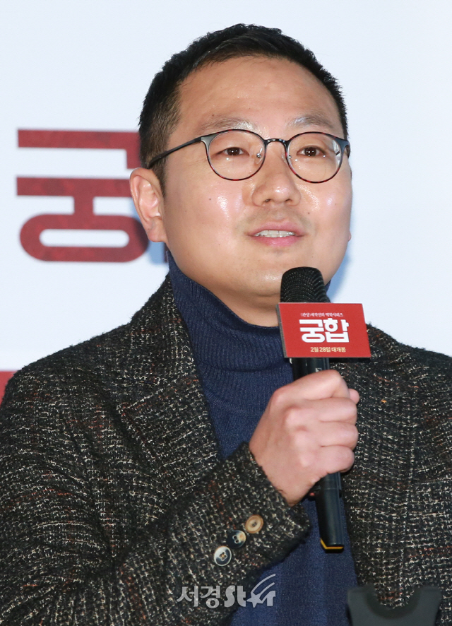 홍창표 감독이 21일 오후 서울 용산구 CGV 용산아이파크몰에서 열린 영화 ‘궁합’ 언론시사회에 참석해 소개를 하고 있다.