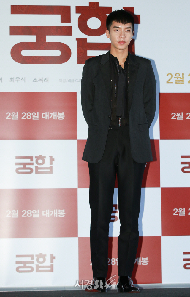 배우 이승기가 21일 오후 서울 용산구 CGV 용산아이파크몰에서 열린 영화 ‘궁합’ 언론시사회에 참석해 포토타임을 갖고 있다.