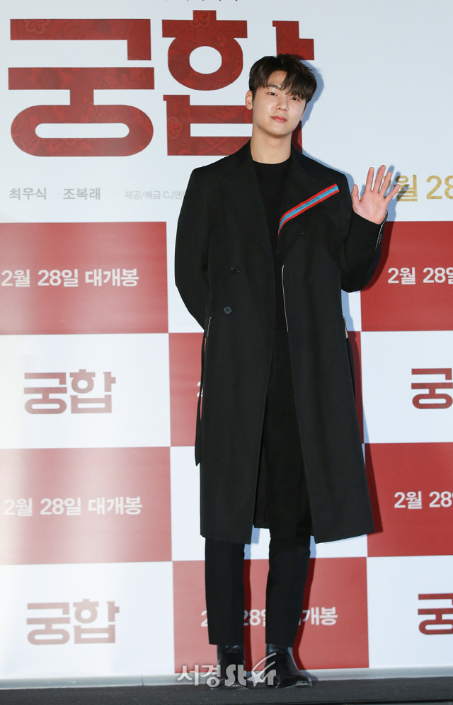 배우 강민혁이 21일 오후 서울 용산구 CGV 용산아이파크몰에서 열린 영화 ‘궁합’ 언론시사회에 참석해 포토타임을 갖고 있다.