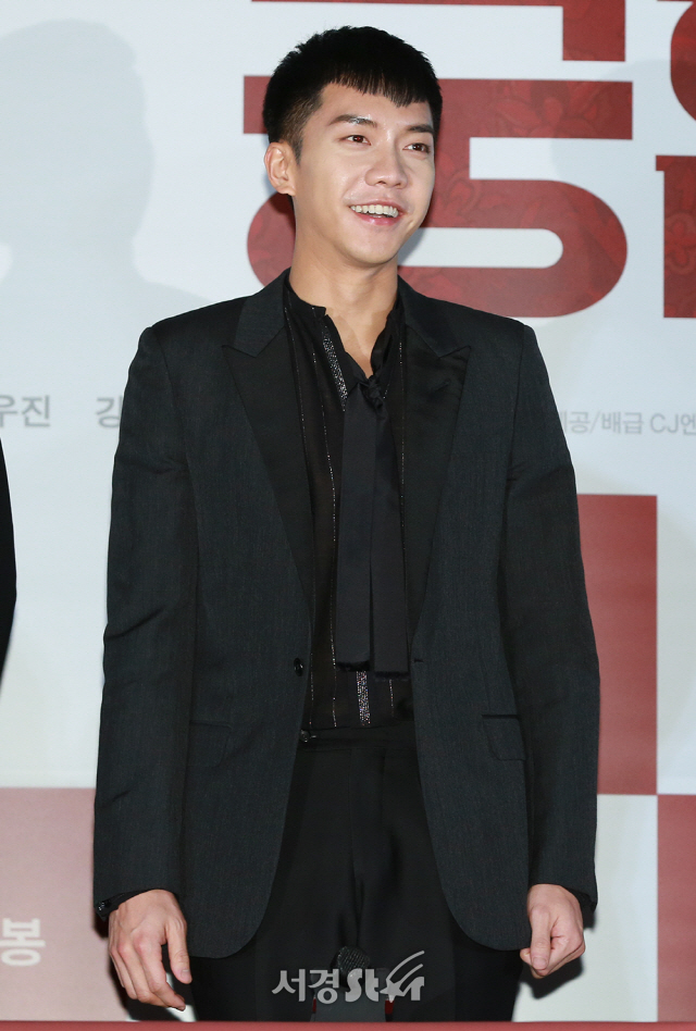배우 이승기가 21일 오후 서울 용산구 CGV 용산아이파크몰에서 열린 영화 ‘궁합’ 언론시사회에 참석하고 있다.